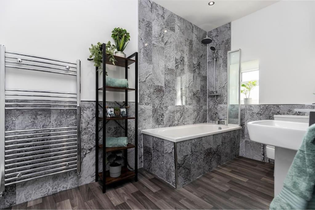 Auckland View - A Comfy & Spacious 4Bed With Views Coundon ภายนอก รูปภาพ